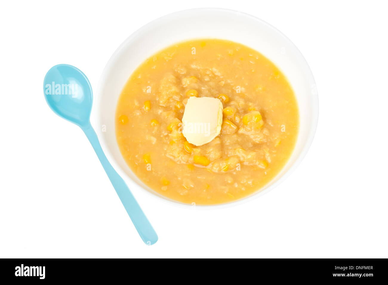 Mais-Suppe in der Schüssel in weißen Hintergrund isoliert Stockfoto