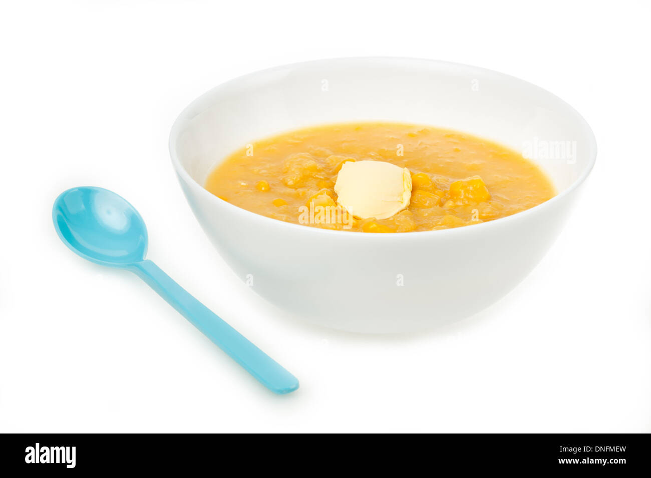 Mais-Suppe in Schüssel auf weißem Hintergrund Stockfoto