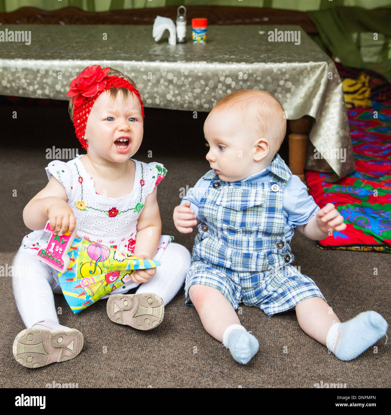 Kleine Kinder: junge und Baby Mädchen Standortwahl Stockfoto
