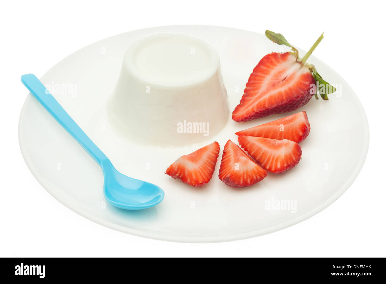 Joghurt mit frischen Erdbeeren auf Platte isoliert auf weißem Hintergrund Stockfoto