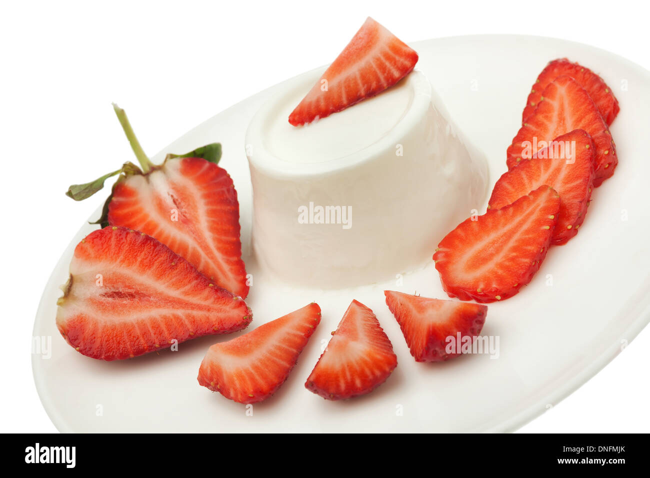 Gesunde Joghurt mit Erdbeeren auf weißem Hintergrund Stockfoto