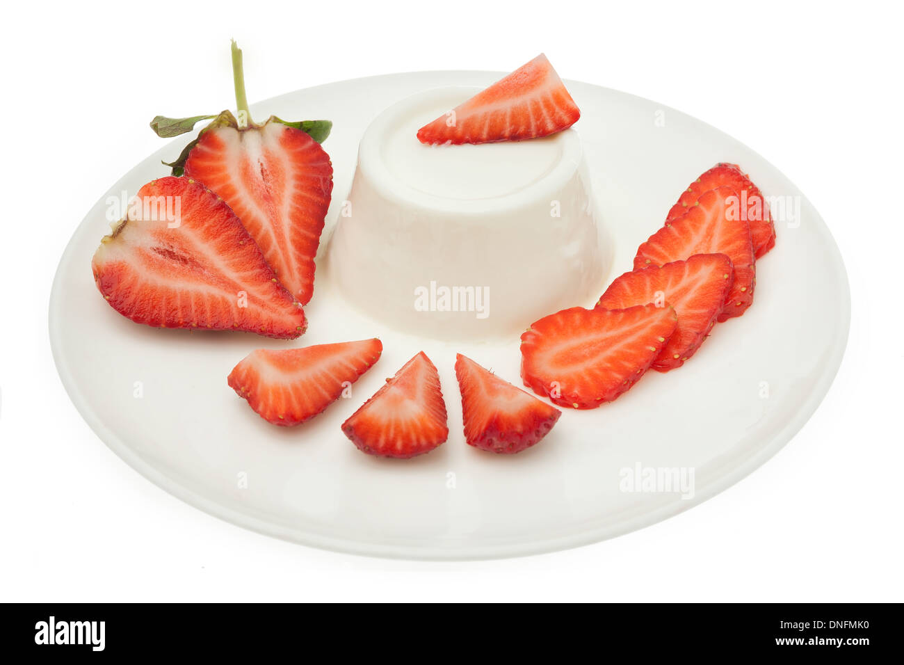 Frische Erdbeer-Joghurt auf Platte isoliert auf weißem Hintergrund Stockfoto