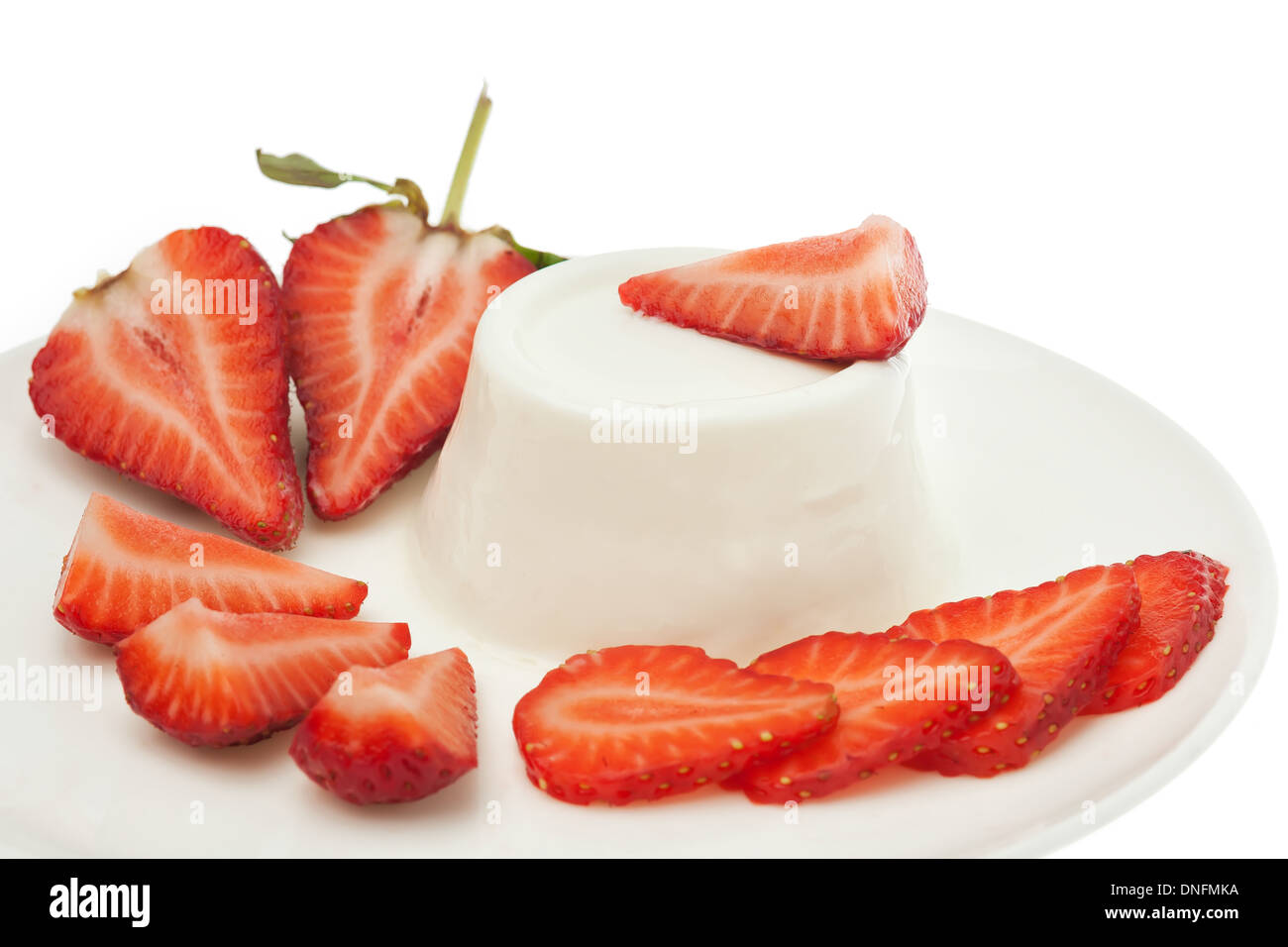 Naturjoghurt mit frischen Erdbeeren auf weißem Hintergrund isoliert Stockfoto