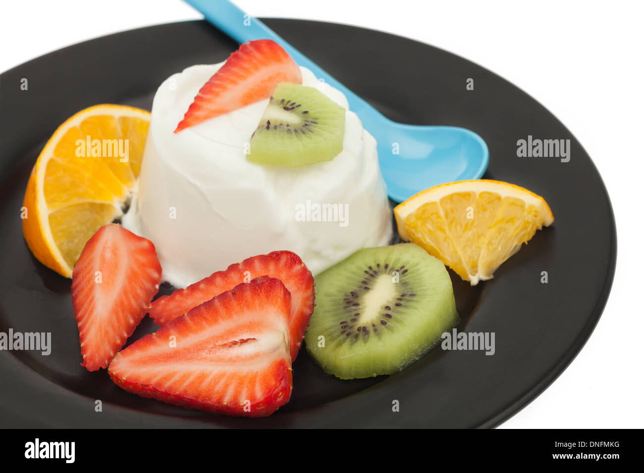 Joghurt mit Erdbeeren und Kiwi isoliert auf weißem Hintergrund Stockfoto