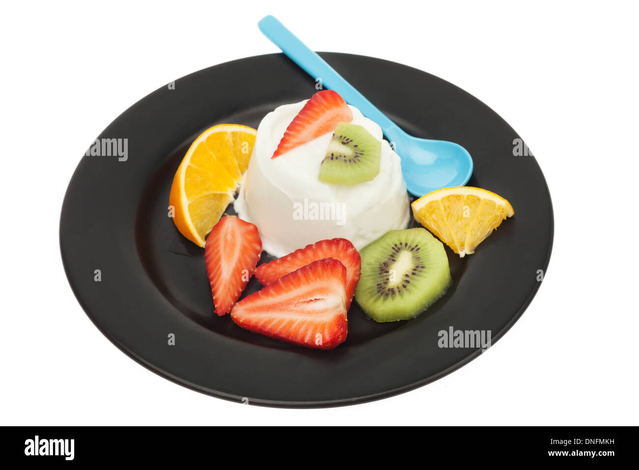 Früchte-Joghurt-Platte isoliert auf weißem Hintergrund Stockfoto