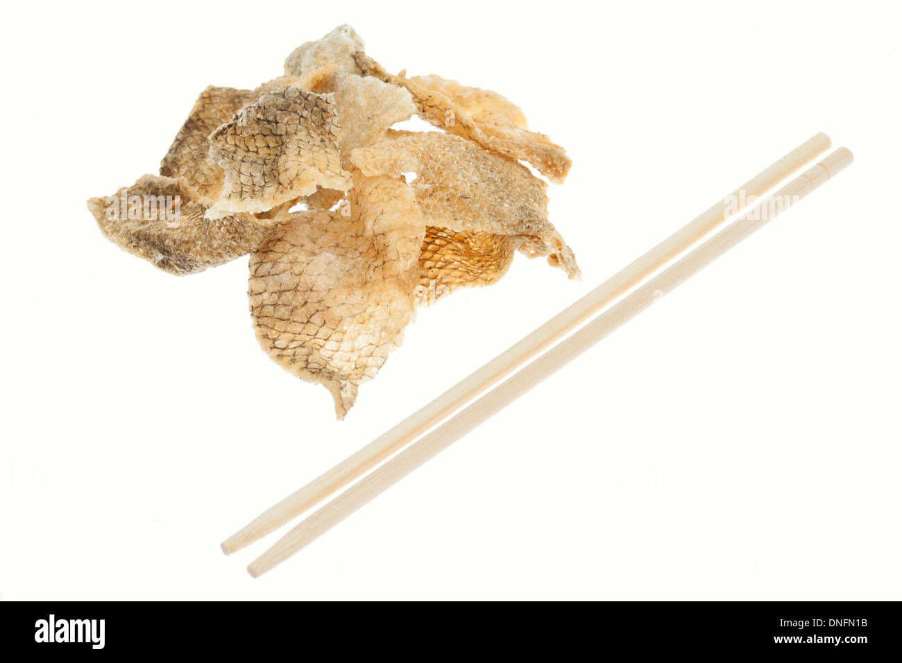 Knusprig gebratenen Fisch Haut isolierten auf weißen Hintergrund Stockfoto