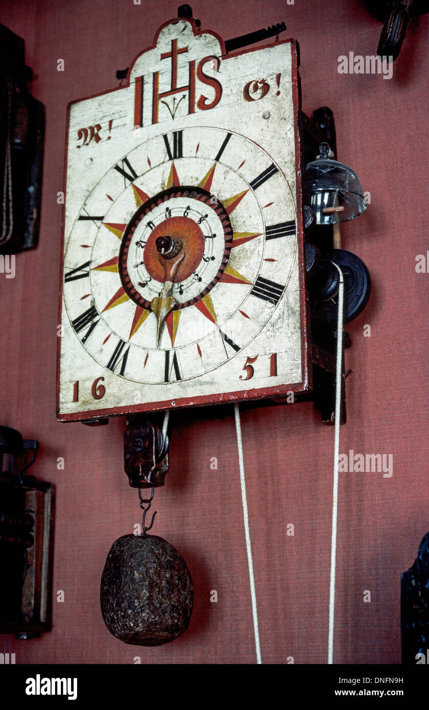 Eine Stein Gewicht bietet die Spannung für diese alte mechanische Uhr Betrieb stammt, 1651 und wird heute in ein Uhrenmuseum in Deutschland. Stockfoto