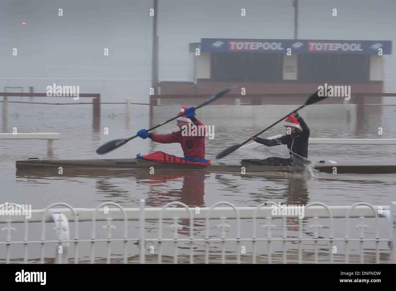 Kanuten von Worcester Canoe Club nutzen Sie die Vorteile der überfluteten Worcester Pferderennbahn ihre Boote auf neue Gewässer zu nehmen Stockfoto