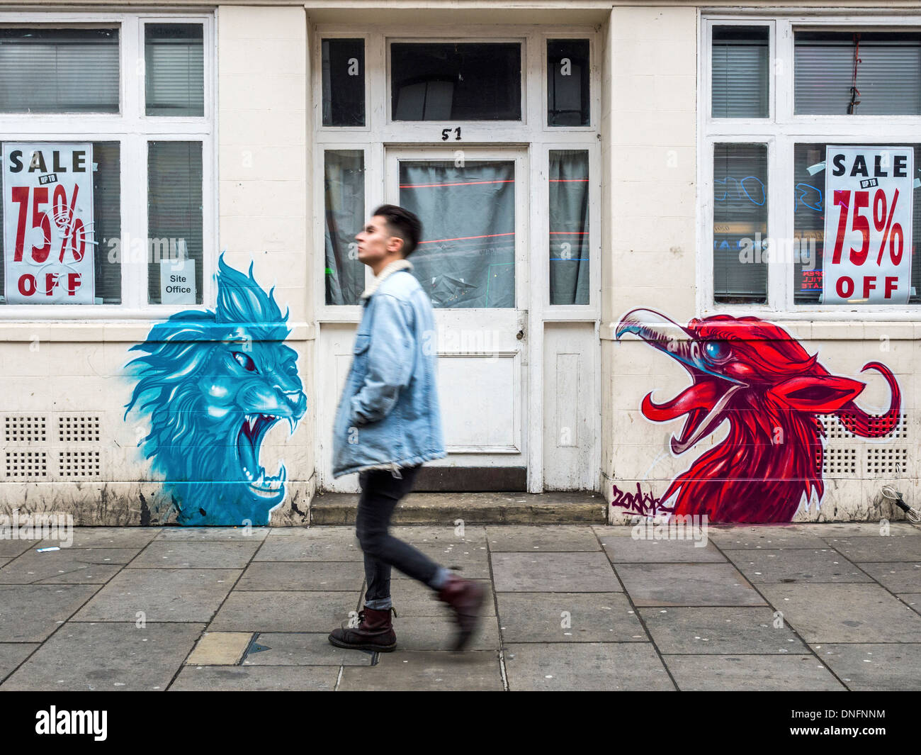 Straße Sprühfarbe urbane Kunst - blauen Löwen und roten Vogel mit offenen Mündern Sicherheitstür - Brick Lane, Spitalfields, London Stockfoto