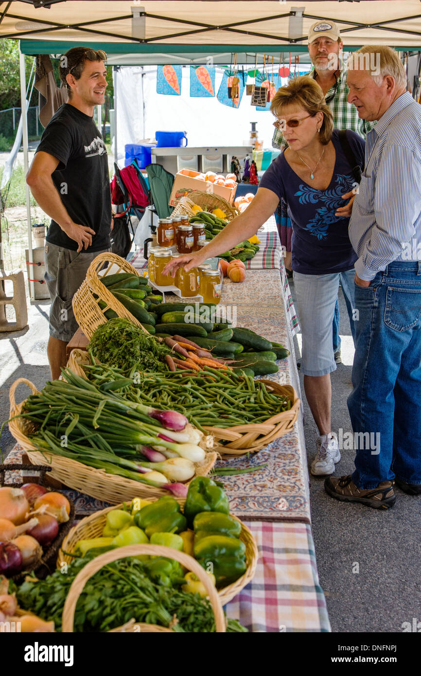 Kunden kaufen frisches Obst und Gemüse in Buena Vista Colorado Bauernmarkt Stockfoto