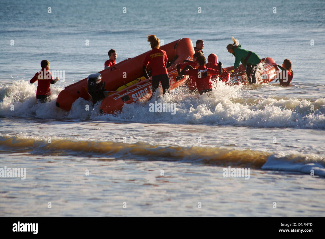 Bournemouth, Dorset UK. 26 Dez, 2013. Bournemouth Rettungsschwimmer, die auf eine lebensrettende rescue Demonstration für die Massen an Durley Chine Beach, einschließlich Rettung Santa Claus, Weihnachtsmann, vom Meer. Credit: Carolyn Jenkins/Alamy leben Nachrichten Stockfoto