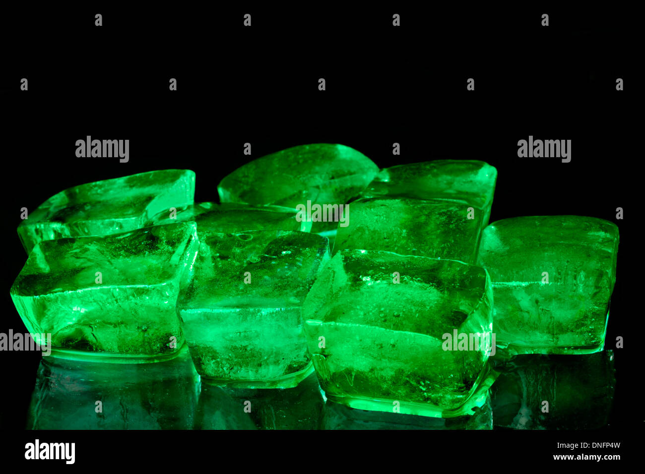 Grüne Eiswürfel auf schwarzem Hintergrund Stockfoto