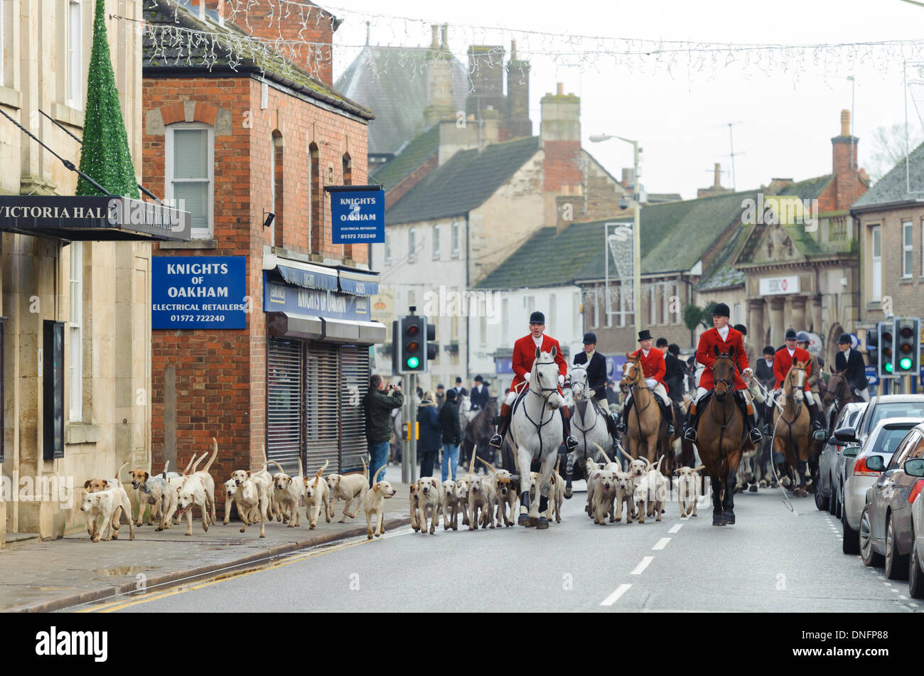 Oakham, Rutland, UK. 26. Dezember 2013. Jäger und Hunde Prozess durch Oakham High Street nach Cottesmore Hunt es traditionellen Boxing Day treffen. Bildnachweis: Nico Morgan/Alamy Live-Nachrichten Stockfoto