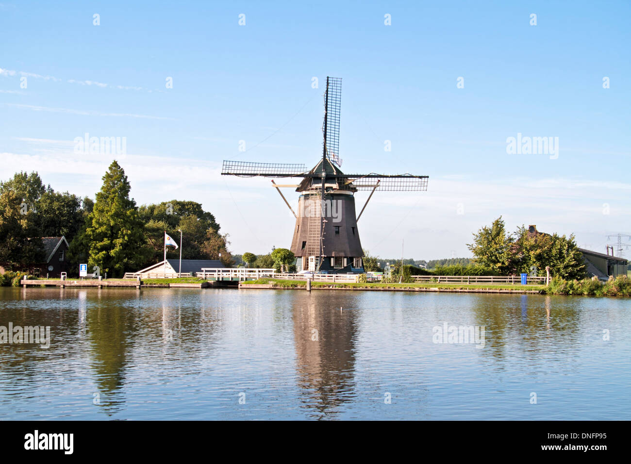 Mittelalterliche Windmühle auf dem Lande aus den Niederlanden Stockfoto