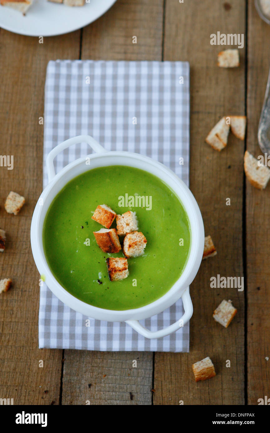 grüne Suppe Creme Suppe mit Croutons, Essen Nahaufnahme Stockfoto
