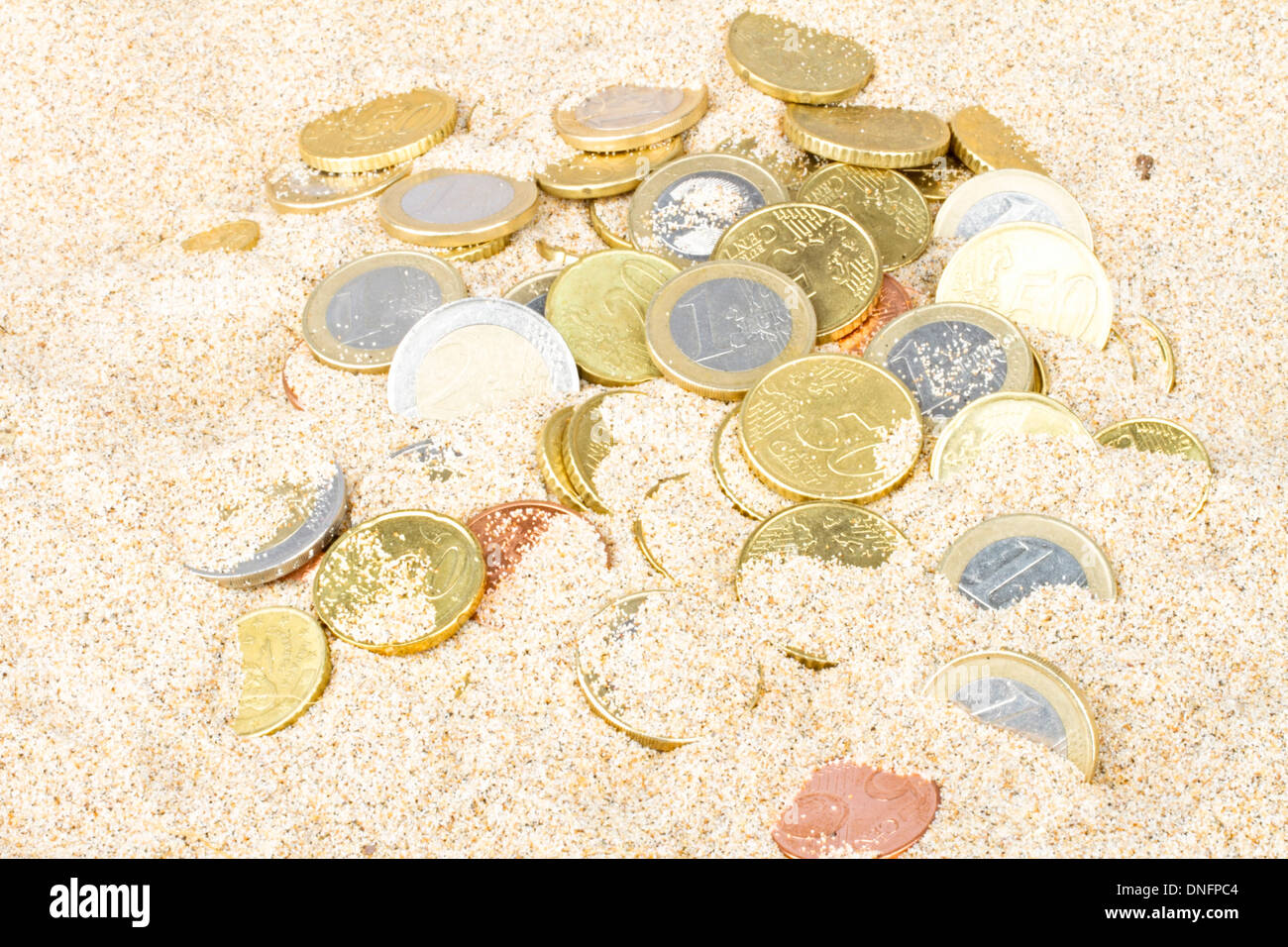 Euro-Münzen im sand Stockfoto