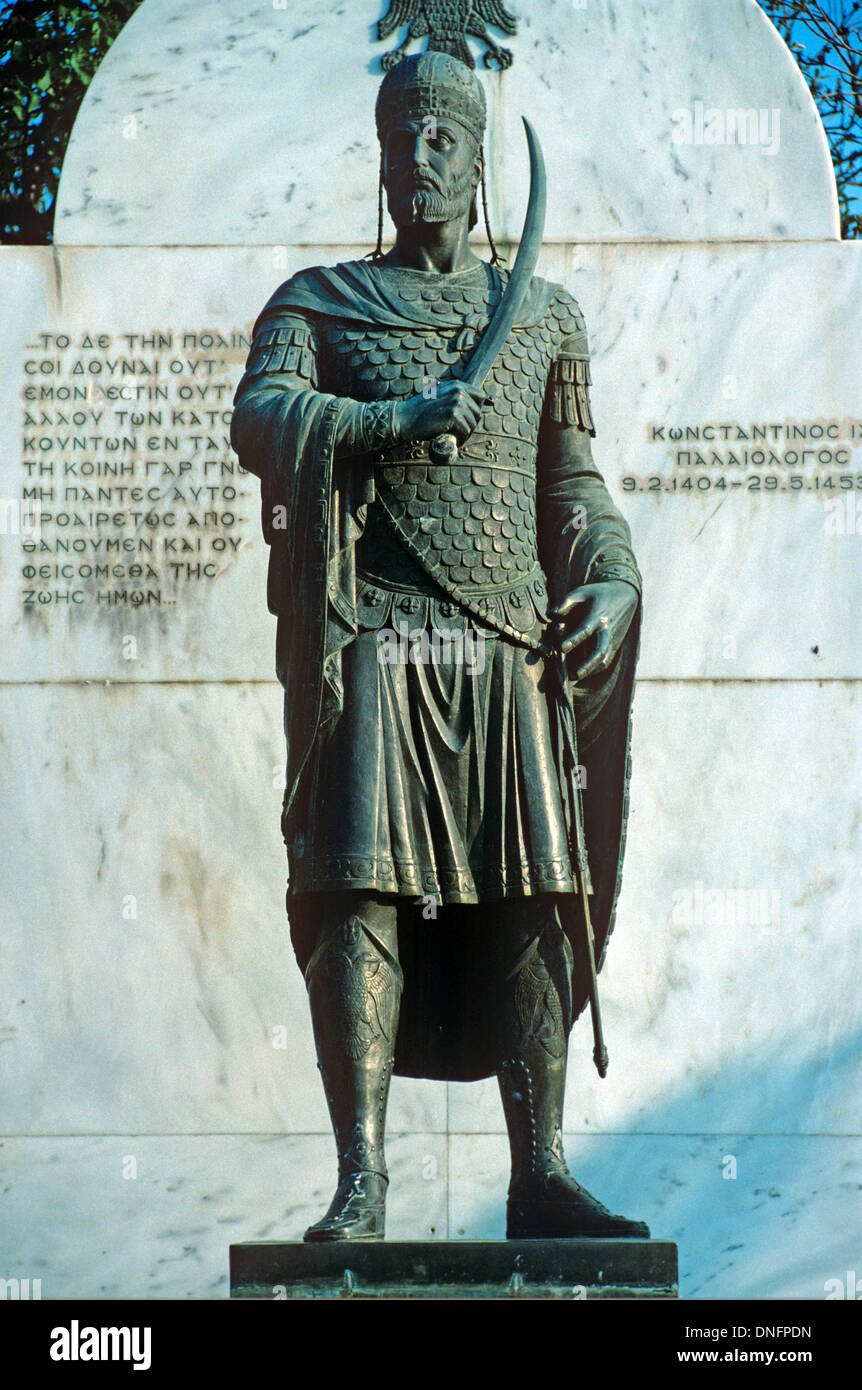 Statue des letzten Römischen und Byzantinischen Kaiser Konstantin XI Palaiologos Rüstung tragen & Militär Kostüm oder Einheitliche oder Mystras Mystras Griechenland Stockfoto
