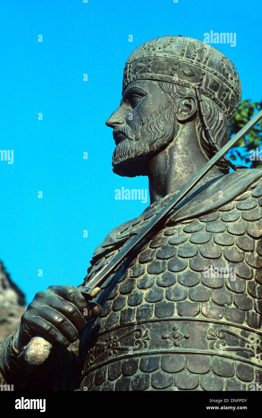Statue des letzten römischen & byzantinischer Kaiser Constantine XI Palaiologos (1404-1453) tragen Rüstung & halten Schwert Mystras Griechenland Stockfoto