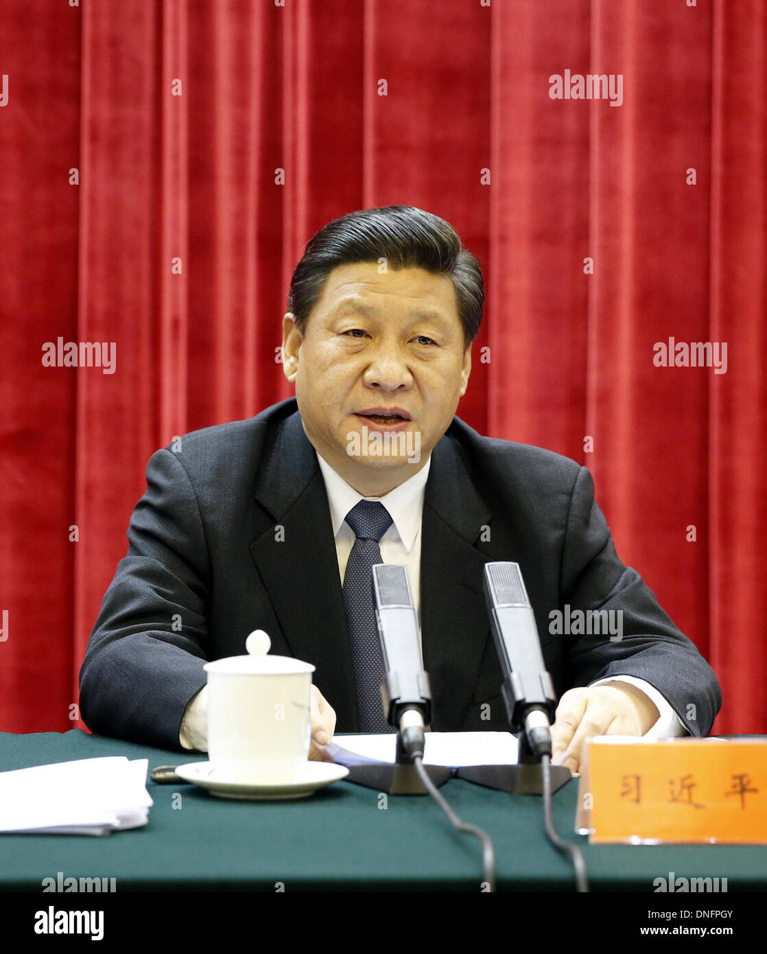 Peking, China. 26. Dezember 2013. Chinesischen Staatspräsidenten Xi Jinping hält eine Rede bei einem Symposium anlässlich des 120. Jahrestages der Geburt des verstorbenen chinesischen Führer Mao Zedong in Peking, Hauptstadt von China, 26. Dezember 2013. Bildnachweis: Ju Peng/Xinhua/Alamy Live-Nachrichten Stockfoto