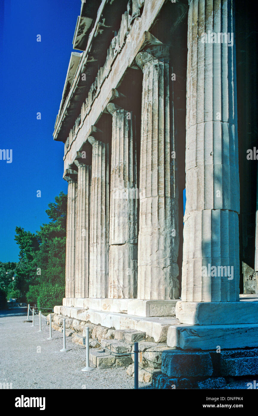 Griechische dorischen Säulen vom Tempel des Hephaistos oder Hepaisteion, der ehemalige Theseion oder Tempel des Theseus, zur antiken Agora, Athen, Griechenland Stockfoto