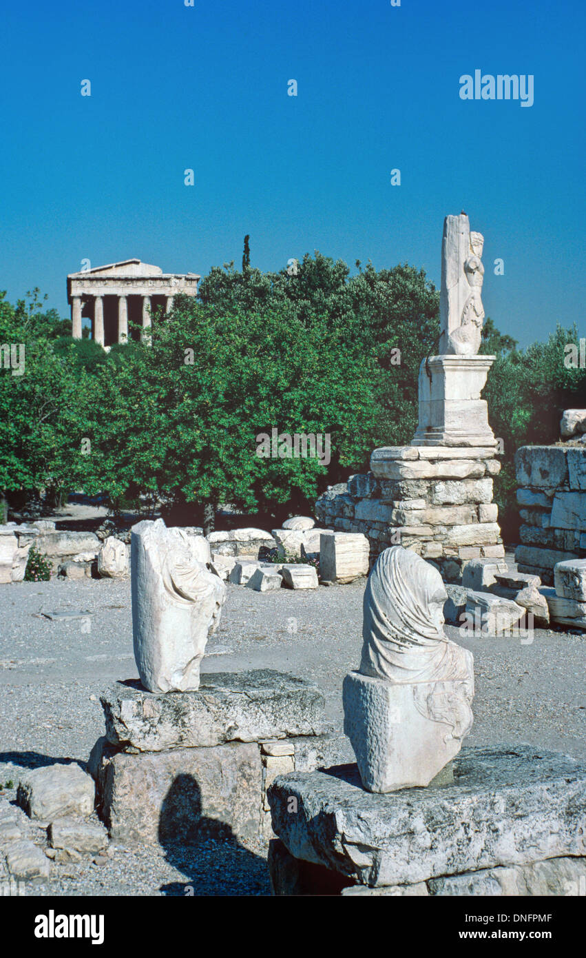 Odeon von Agrippa & antike Agora mit dem griechisch dorischen Tempel des Hephaistos in Athen den Hintergrund Stockfoto