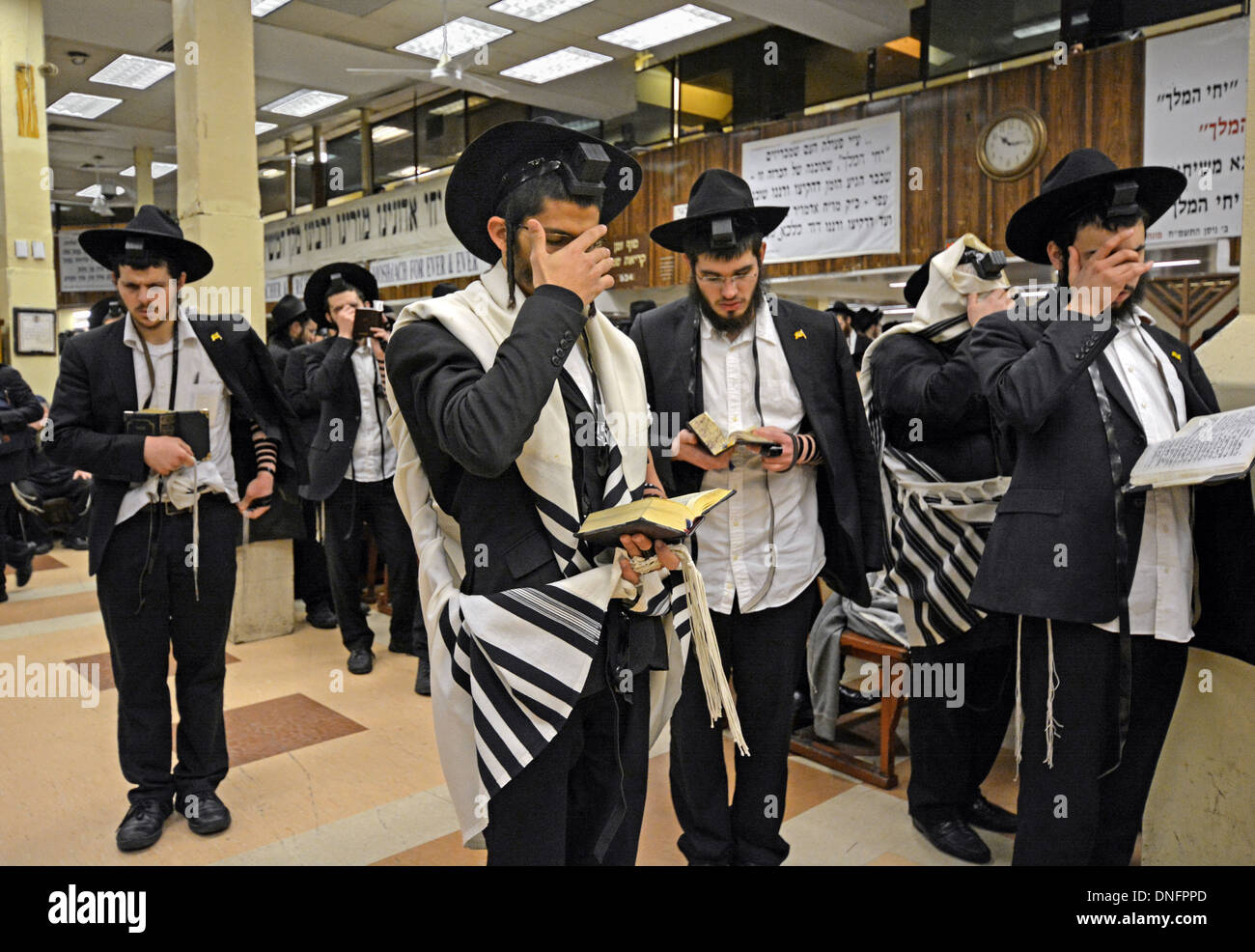 Orthodoxe jüdische Männer am Wochentag Tefillin
