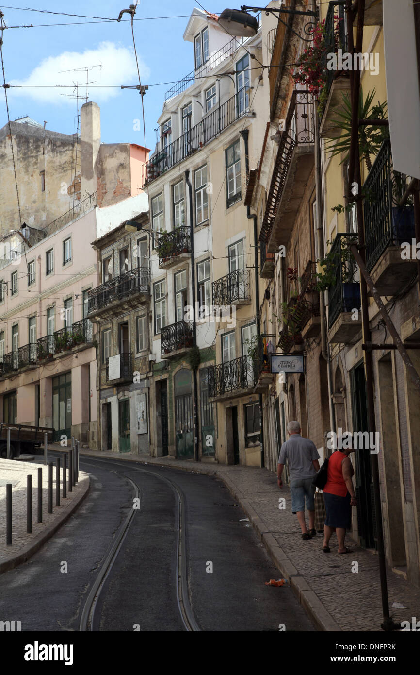 Flaneure in den Seitenstraßen von Lissabon Stockfoto