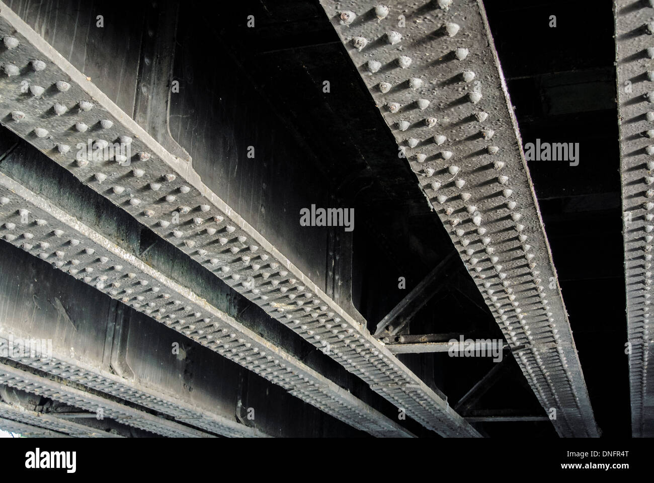 Metallnieten und Träger auf der Unterseite der Brücke Stockfoto