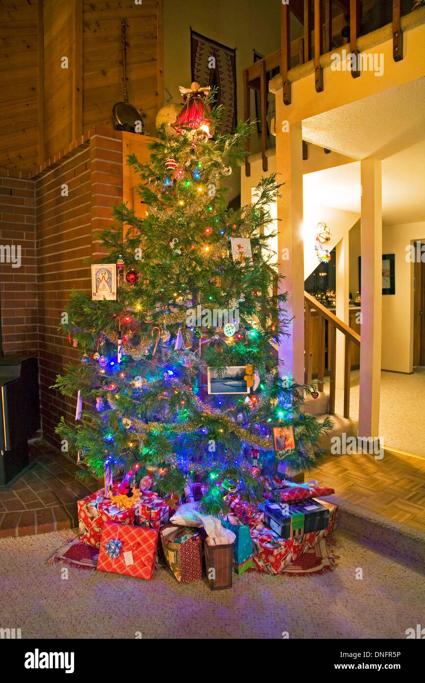 Ein voll geschmückter Weihnachtsbaum im Wohnzimmer Stockfoto