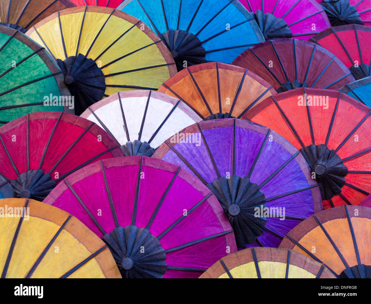 Bunte Schirme auf dem Display an Straßenmarkt in Luang Prabang, Laos. Stockfoto