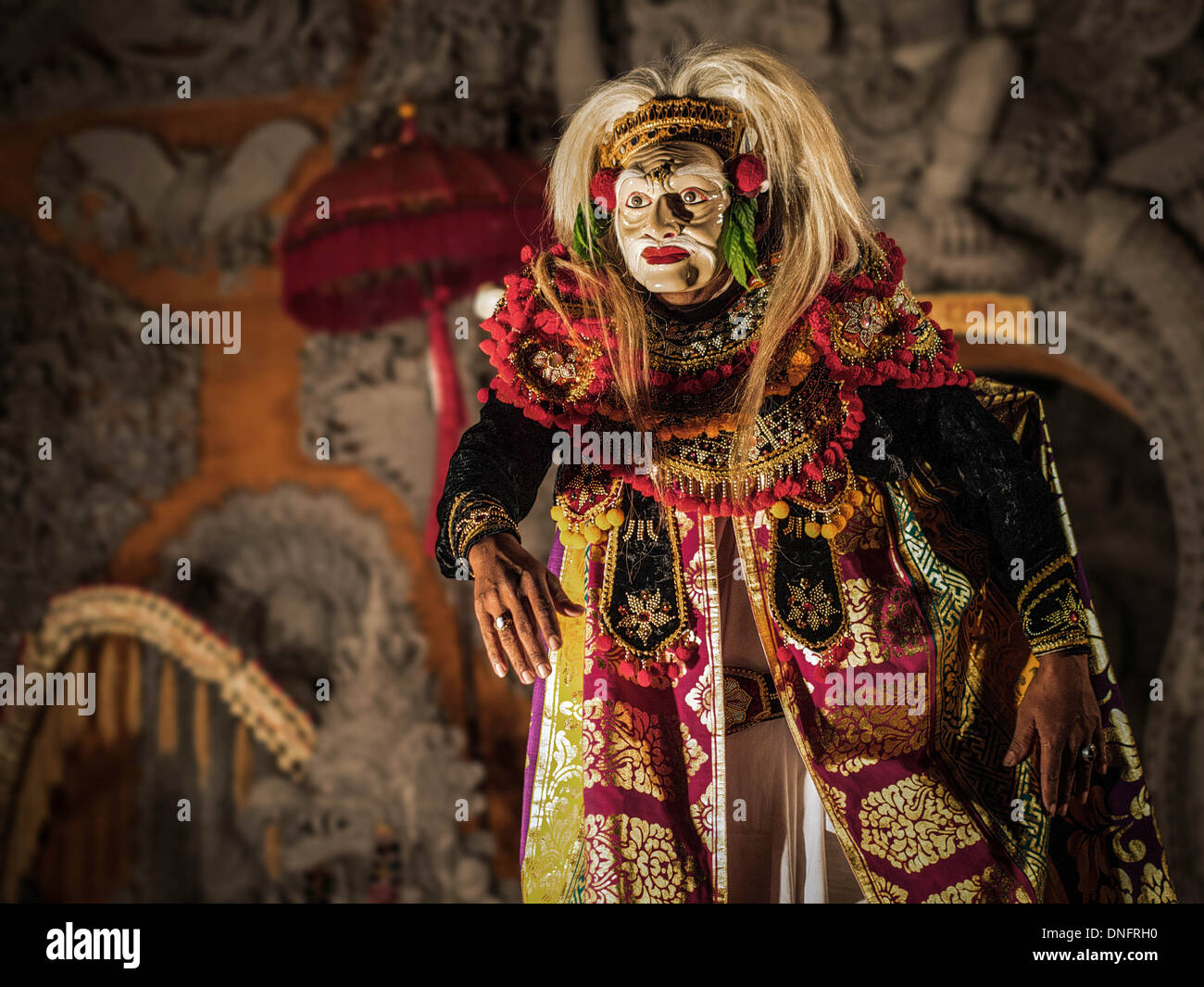 Balinesische maskierte Tänzer führt die traditionelle Topeng Tua, auch bekannt als der alte Mann Tanz, in Ubud, Bali. Stockfoto