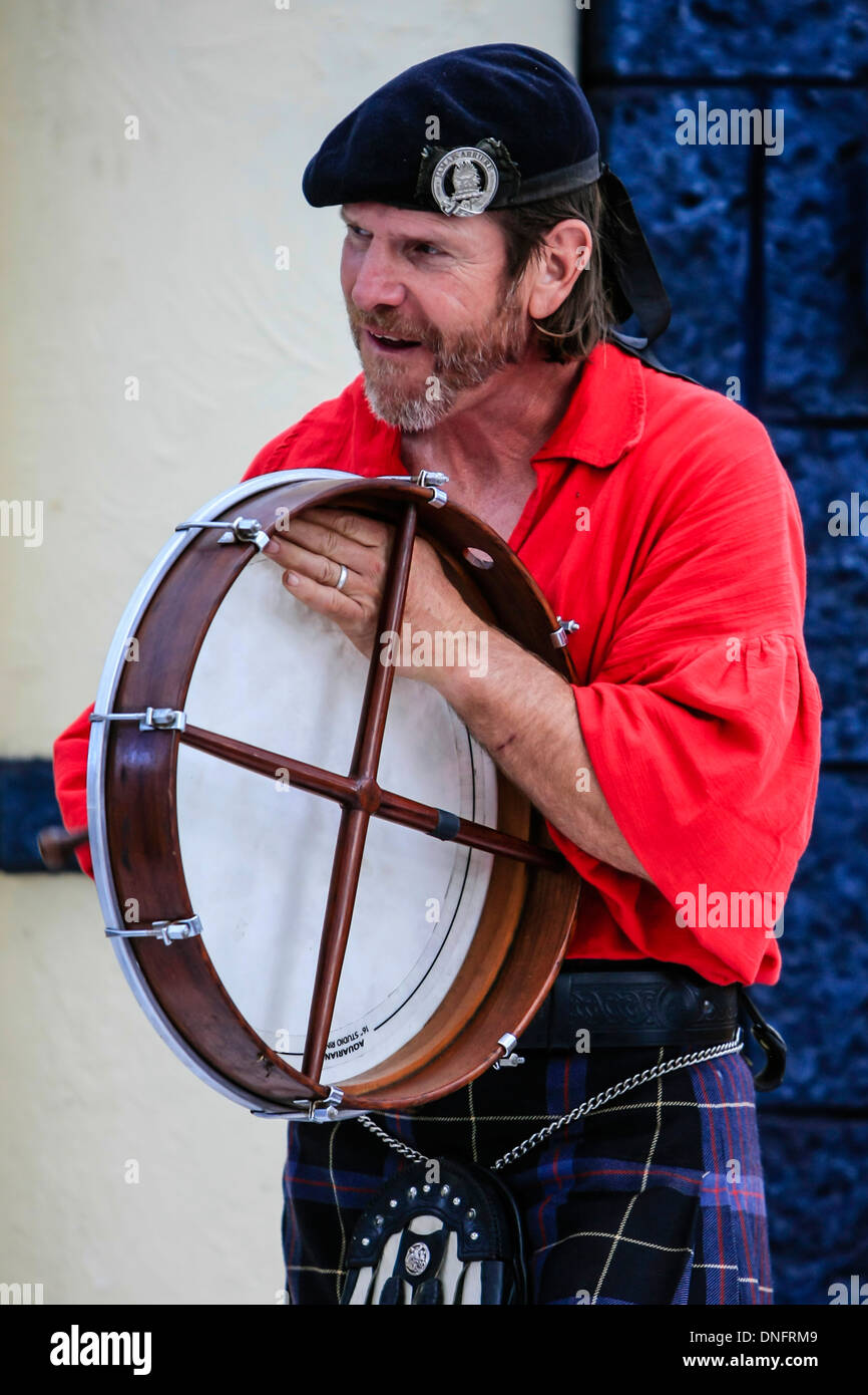Schottischer Musiker spielt die irische Bodhran auf einer Messe Sarasota in Florida Stockfoto