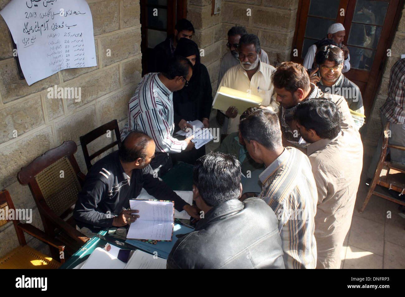 Große Anzahl von lokale Regierung Wahlen Kandidaten sind versammeln, um ihre Nominierung im Büro des Kommissars in Karachi auf Donnerstag, 26. Dezember 2013 einreichen. Bildnachweis: S.Imran Ali/PPI Bilder/Alamy Live-Nachrichten Stockfoto