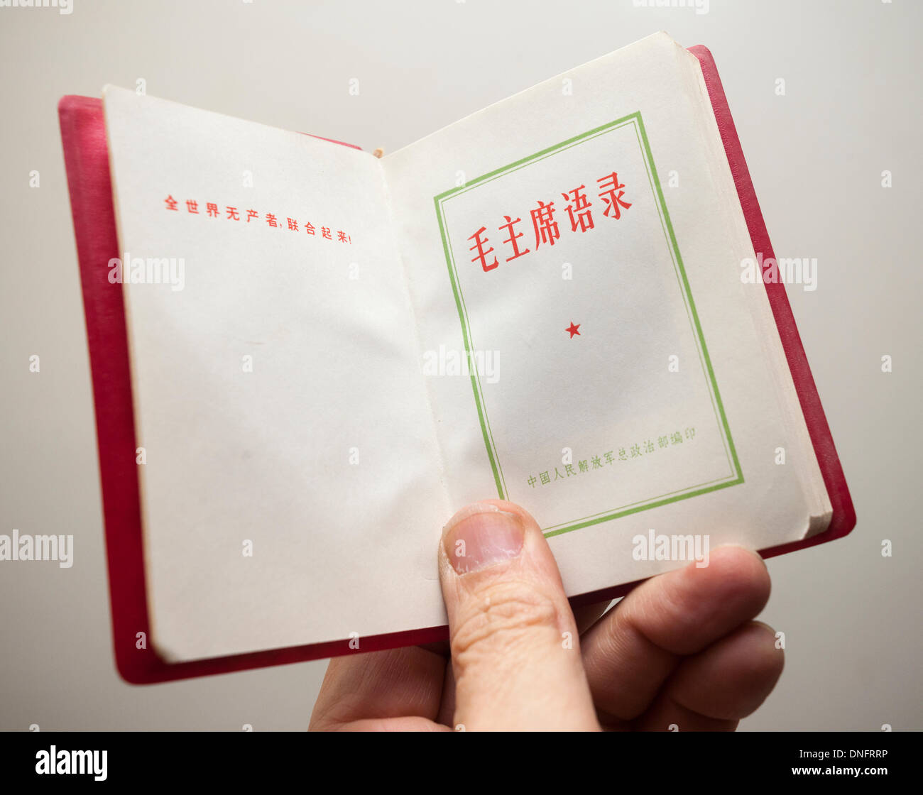 Ein Vintage Taschenbuchausgabe des Vorsitzenden Mao Zedong "Zitate von Chairman Mao Tse-tung", bekannt als die "kleine rote Buch auf seinen 120. Geburtstag, Donnerstag, 26. Dezember 2013 zu sehen ist.  Das Buch wurde von 1964 bis 1976, populär während der Kulturrevolution veröffentlicht und ist eines der am meisten gedruckten Bücher in der Geschichte mit 1,055,498,000 Kopien gedruckt (nach der amtlichen Statistik durch die chinesische Regierung geliefert). Bildnachweis: Richard Levine/Alamy Live-Nachrichten Stockfoto