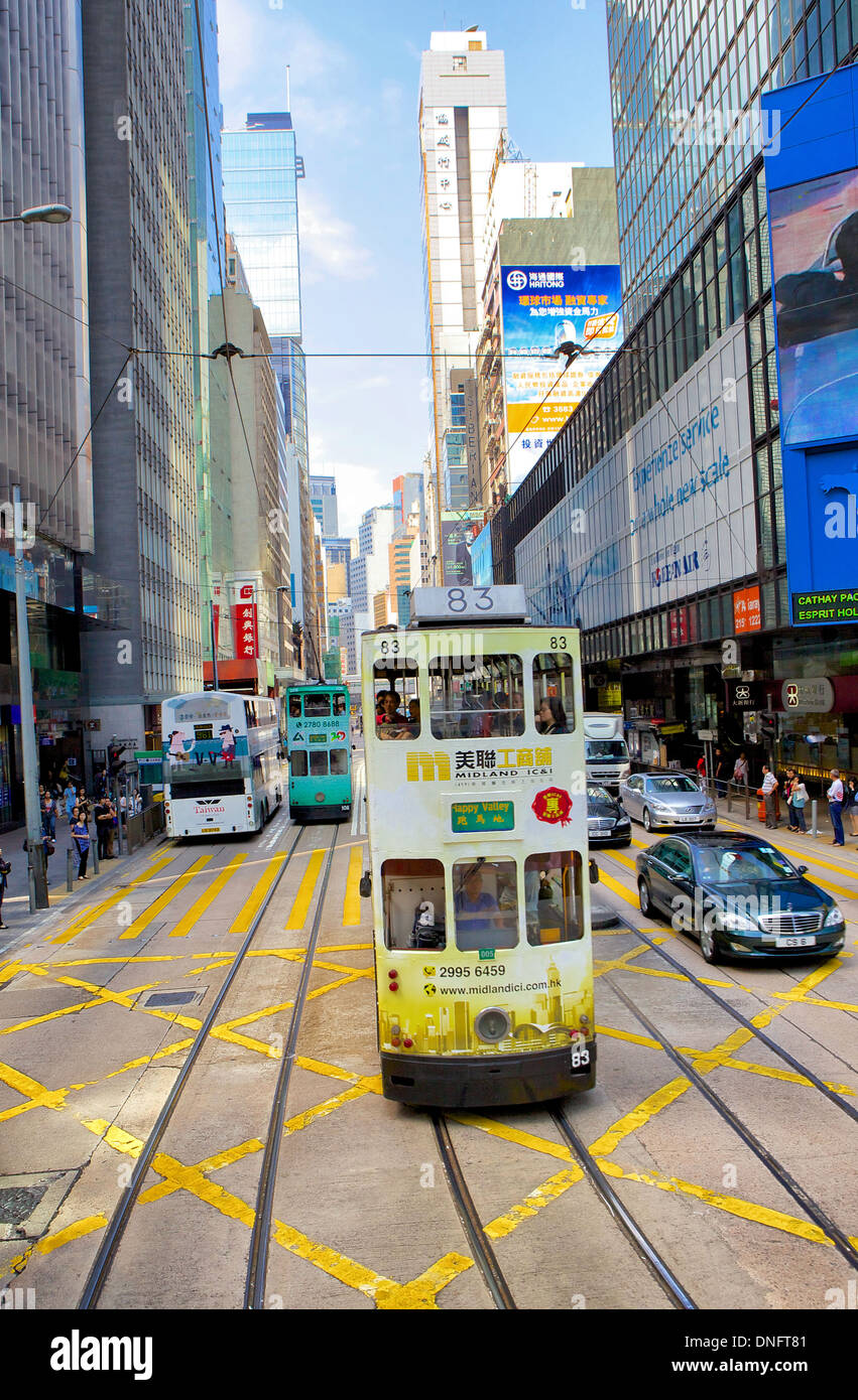 Straßenbahn in einer Straße von Hong Kong, China Stockfoto