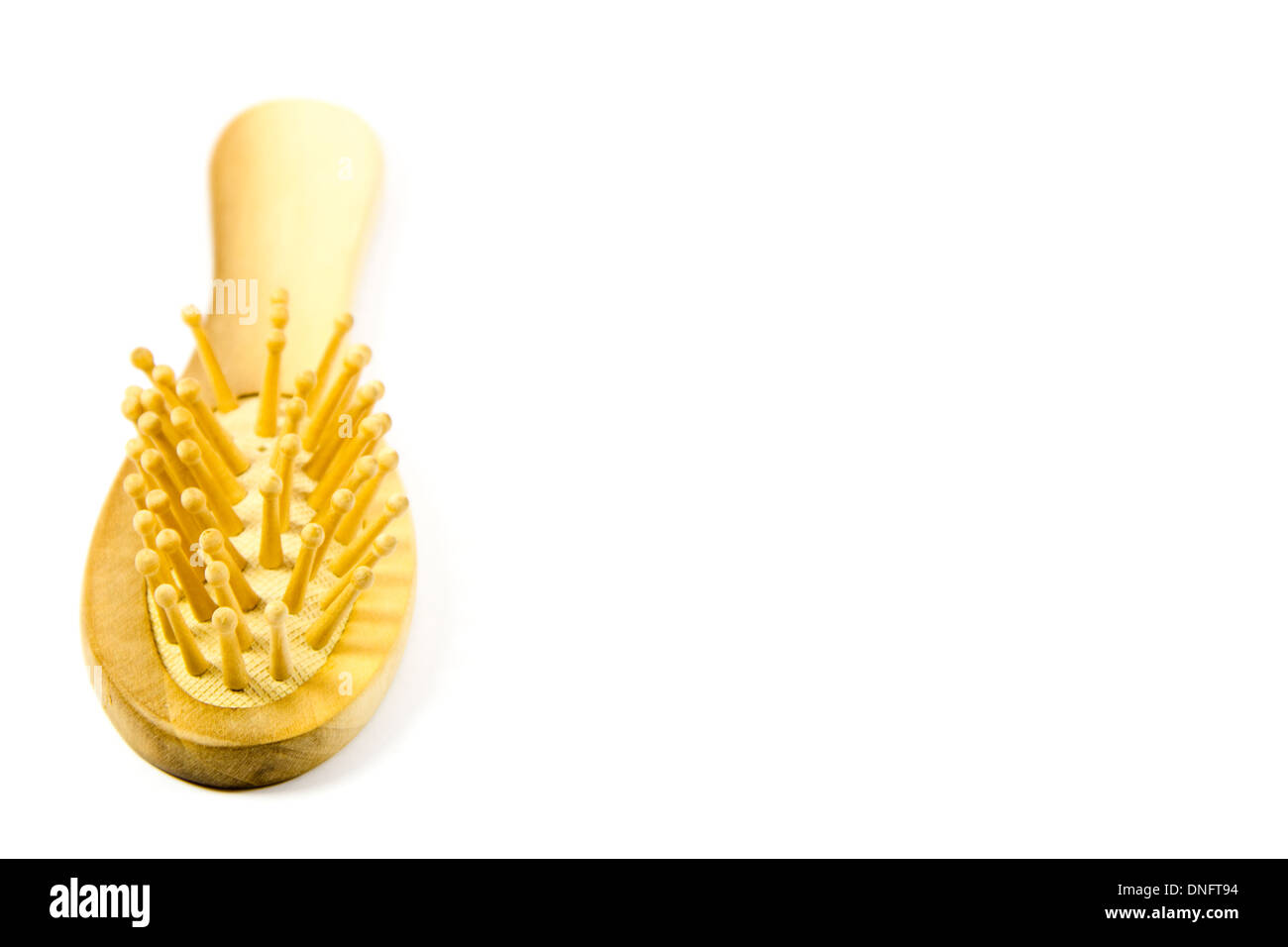 Hölzerne Massage-Bürste auf weißem Hintergrund Stockfoto