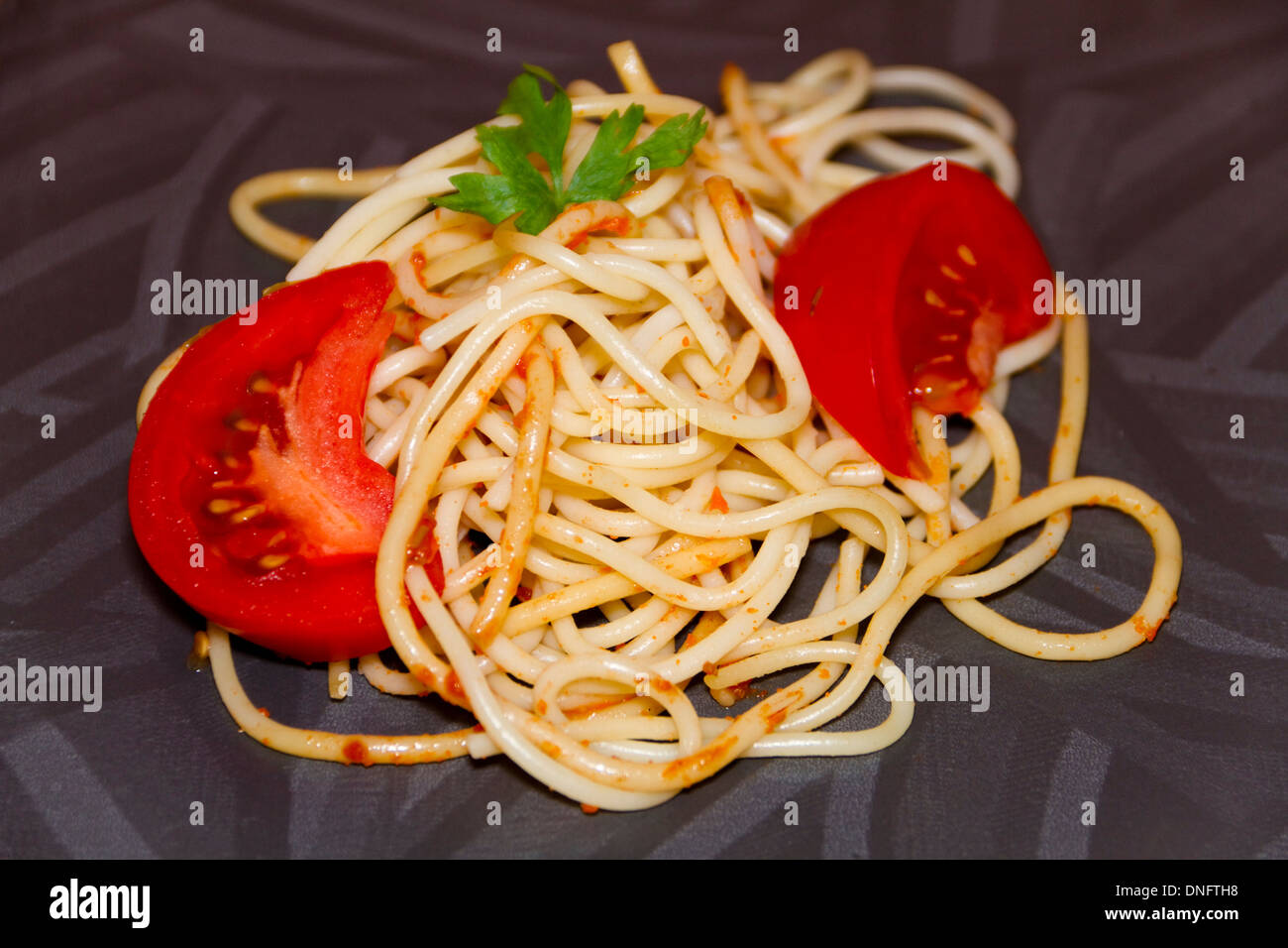 Frisch gekochte Spaghetti mit Petersilie und rote Tomaten Stockfoto