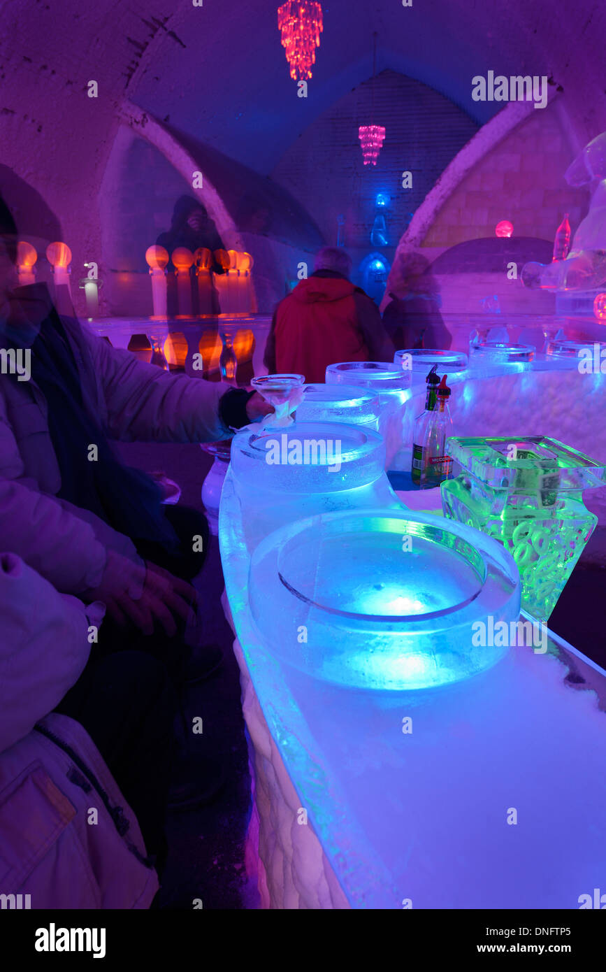 Die Gäste genießen einen Drink an der appletini Blue Ice Bar im Aurora ice Museum Chena Hot Springs alaska Usa Stockfoto