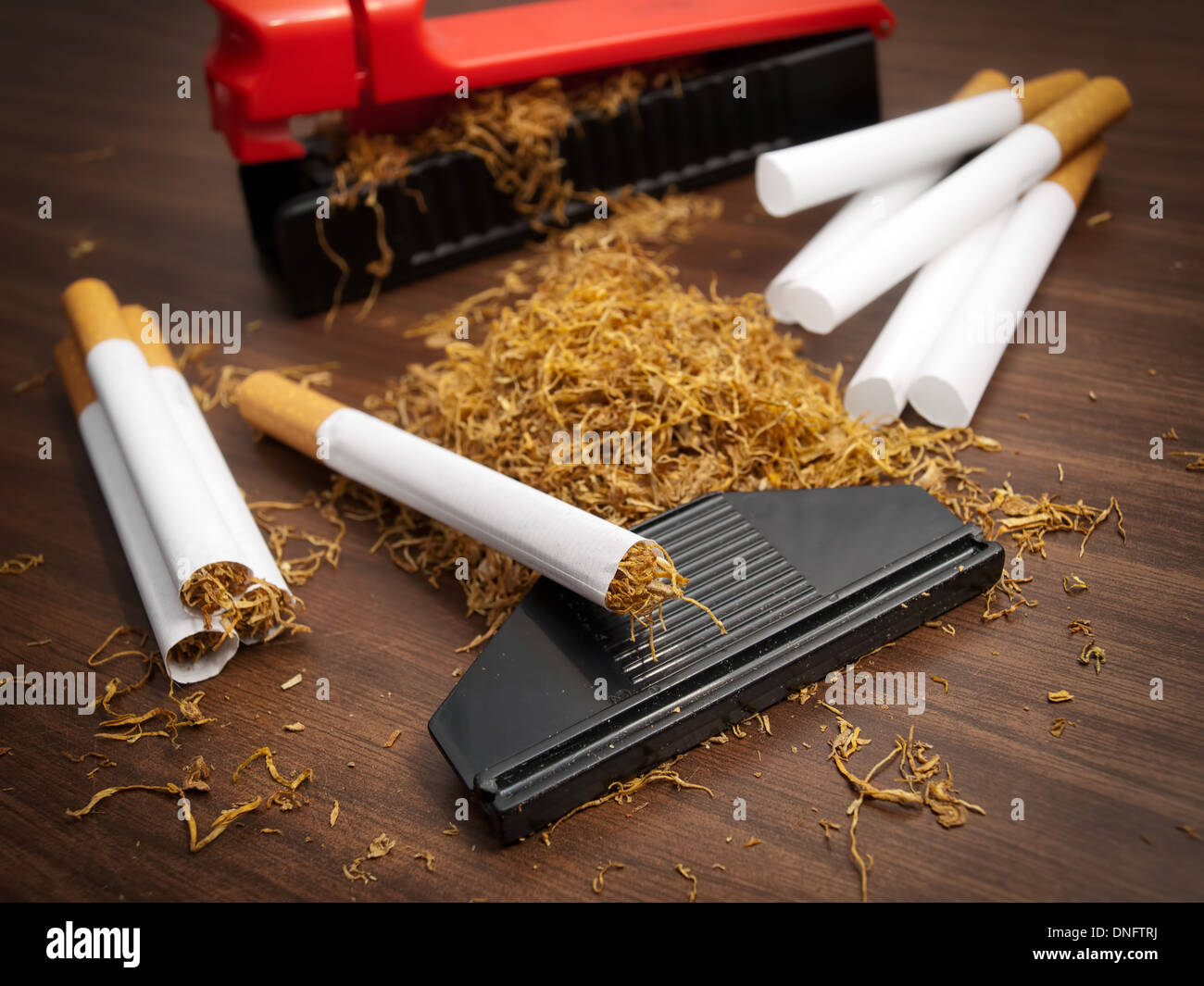 Alles was, die Sie brauchen, um Zigaretten zu Hause zu produzieren. Stockfoto