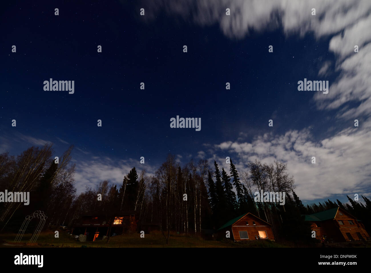 Nachthimmel mit Sternen bei Vollmond über Kabinen an Fox Alaska USA im Herbst Stockfoto