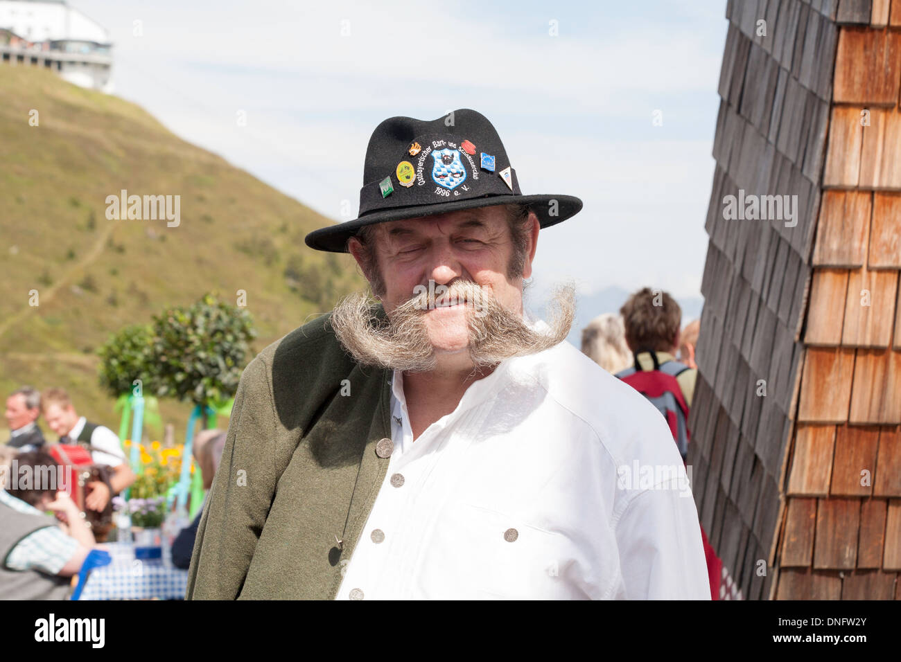 Mann in traditioneller Tracht mit einem feinem Schnurrbart Schmittenhöhe Mountain Festival Zell am See Stockfoto