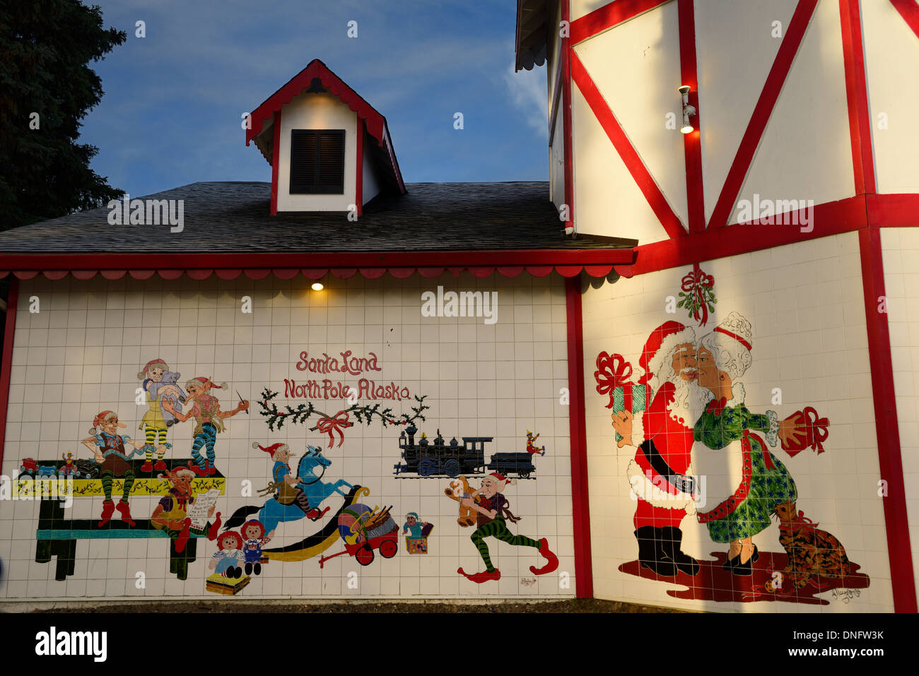 Weihnachtsszenen in Keramikfliesen im Santa Claus House SantaLand Nordpol Alaska USA Stockfoto