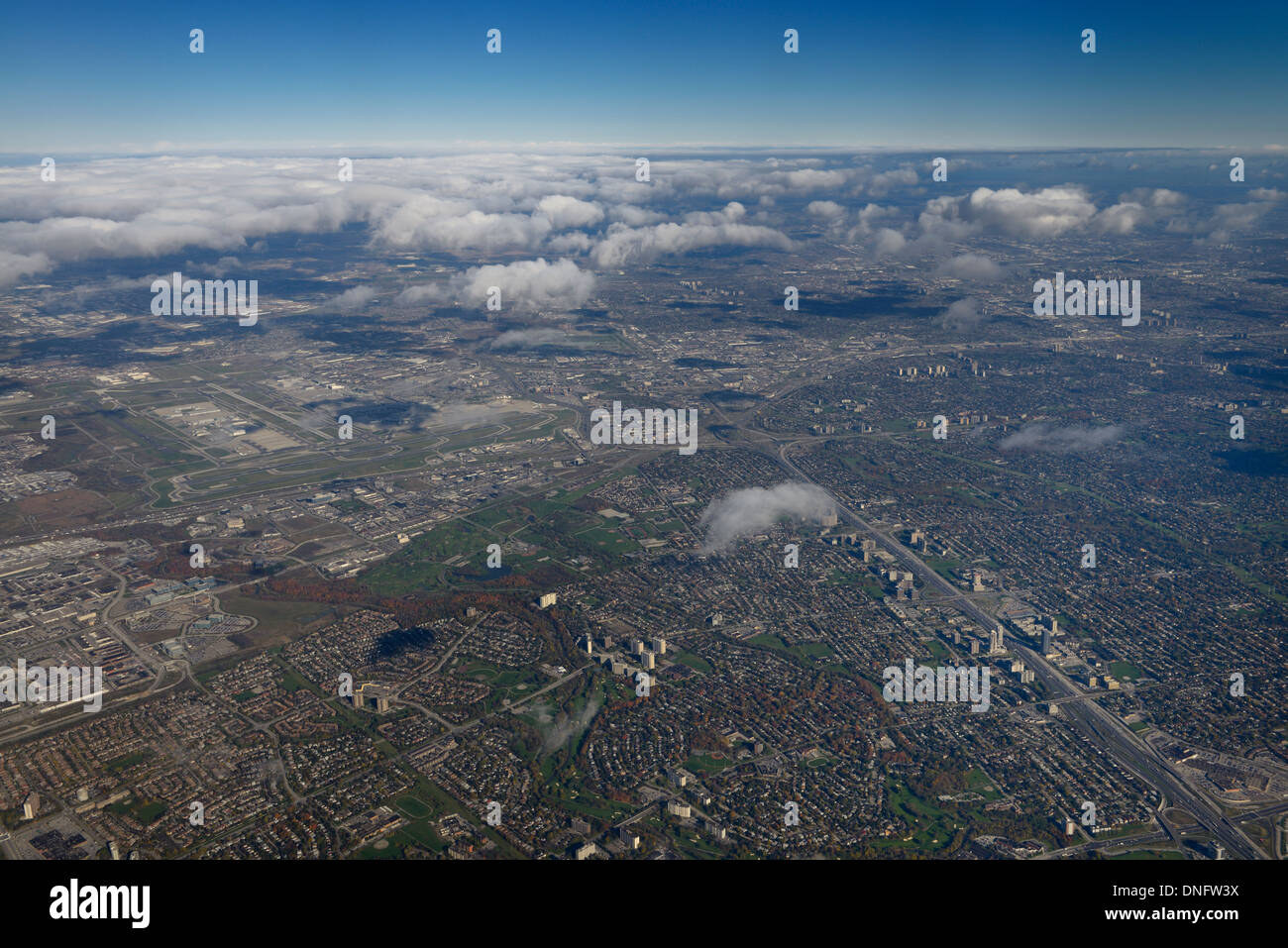Luftaufnahme von Toronto an der Landstraße 401 und 427 mit den Centennial Park und Pearson International Airport Stockfoto