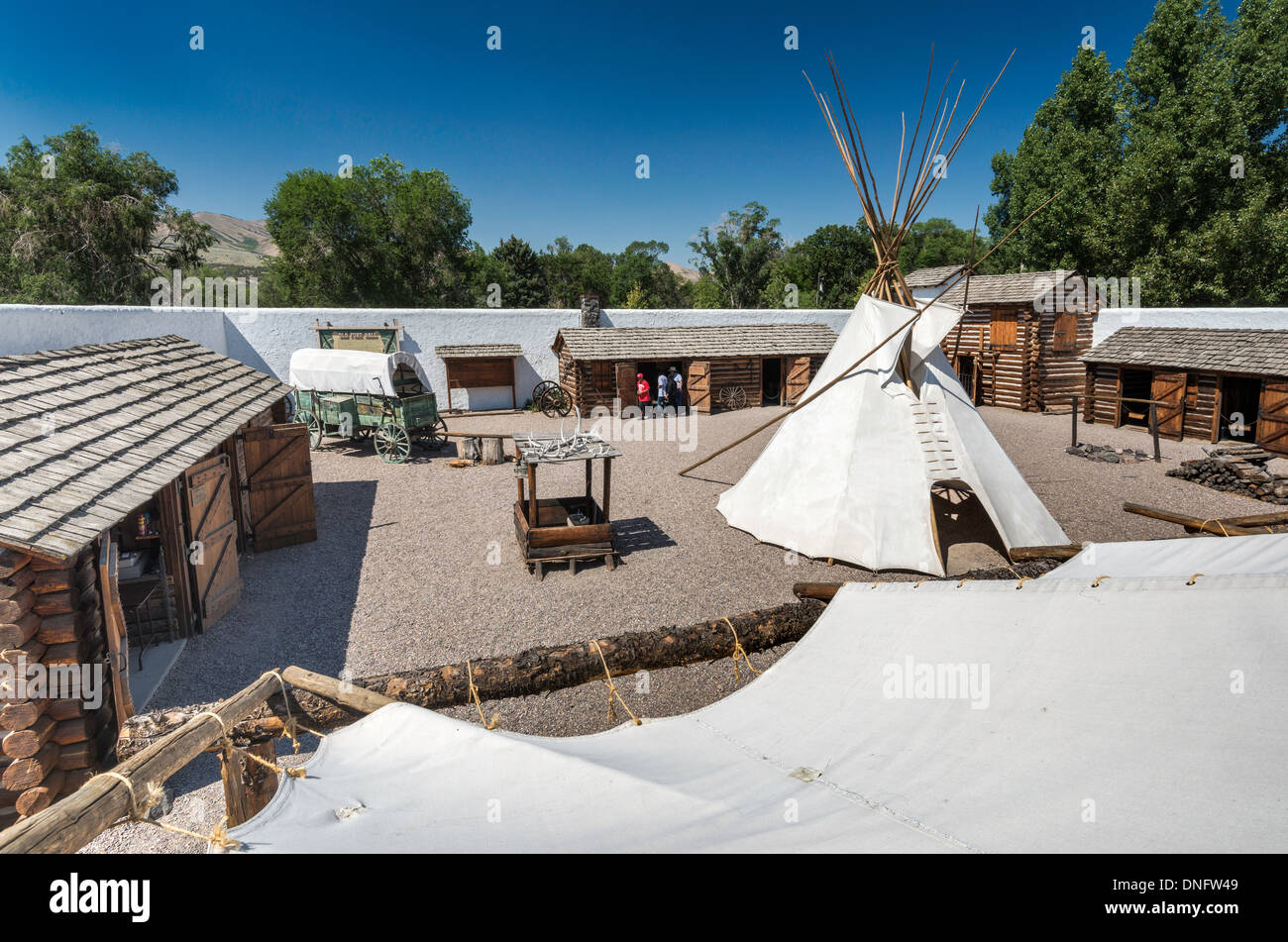 Tipi am Hof in Fort Hall Replik, eine rekonstruierte Handelsposten am Oregon Trail in Pocatello, Idaho, USA Stockfoto