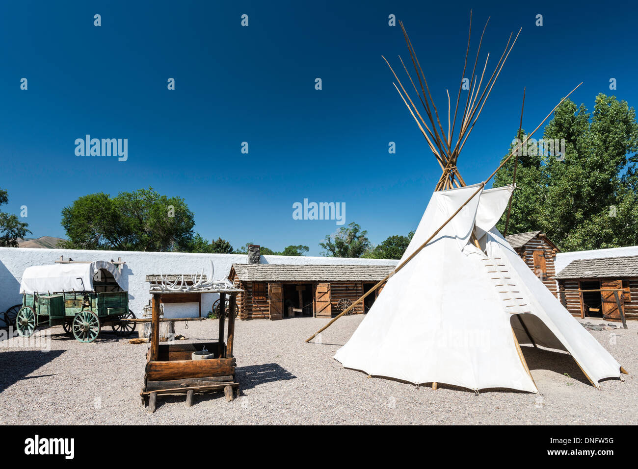 Tipi am Hof in Fort Hall Replik, eine rekonstruierte Handelsposten am Oregon Trail in Pocatello, Idaho, USA Stockfoto