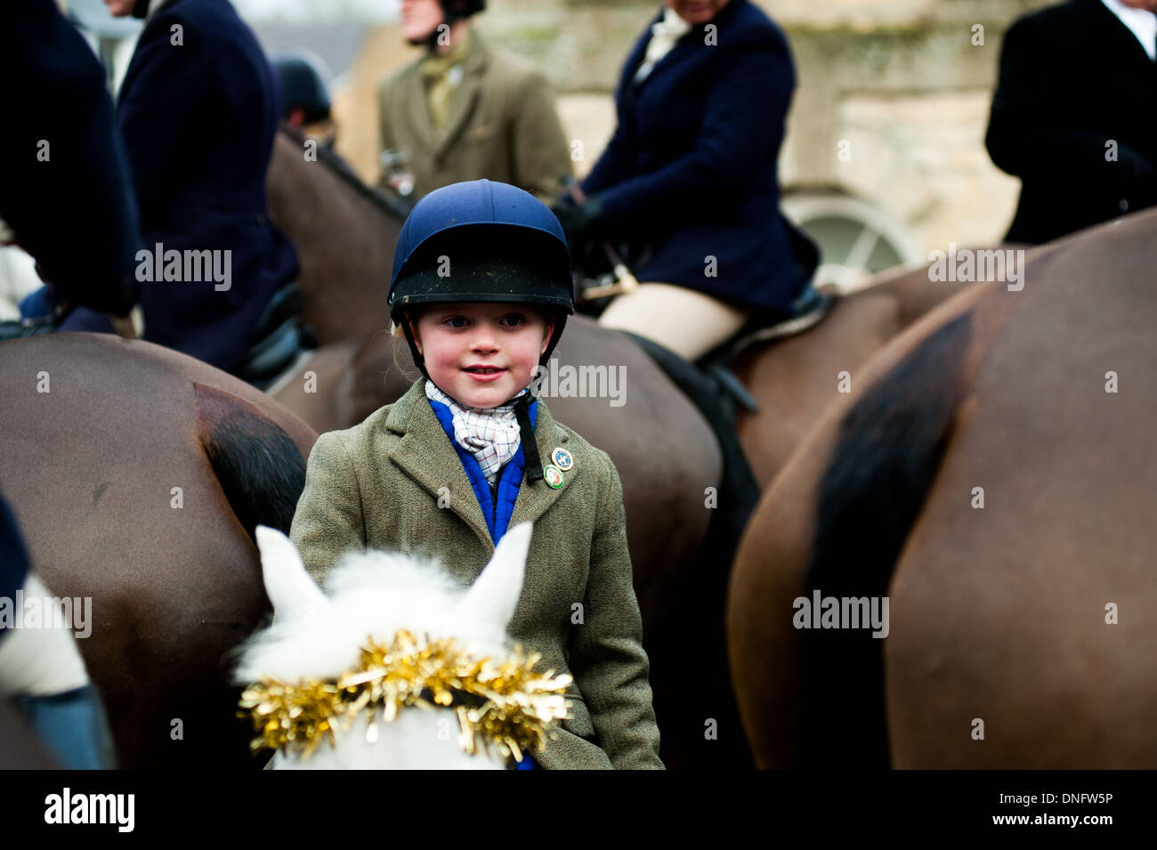 Junge Mädchen in Fahrerausstattung auf Pony mit Lametta vor Heythrop Jagd Boxing Day zu erfüllen Stockfoto