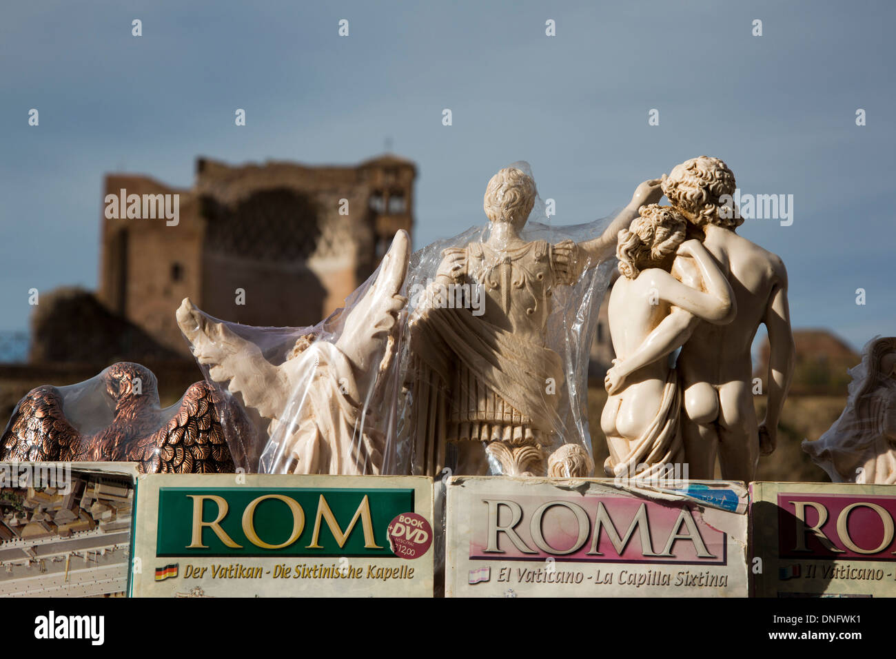Souvenirs und Bücher zum Verkauf vor dem Tempel der Venus und Roma am Rande der Roman Forum, Foro Romanum, Rom, Italien Stockfoto