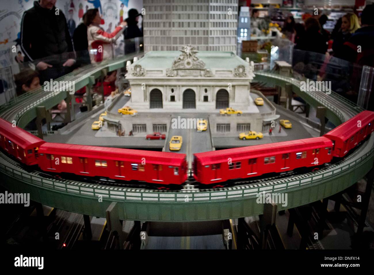 New York. 26. Dezember 2013. Touristen suchen bei Modelleisenbahnen auf dem Display während der 12. jährlichen New York Transit Museum Urlaub Zug Show im Grand Central Terminal in New York, am 26. Dezember 2013. Die Ausstellung läuft vom 16. November bis 23. Februar nächsten Jahres. Bildnachweis: Niu Xiaolei/Xinhua/Alamy Live-Nachrichten Stockfoto