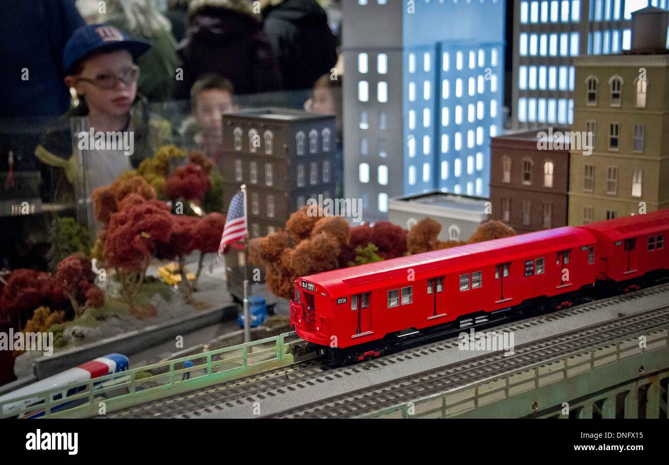 New York. 26. Dezember 2013. Touristen suchen bei Modelleisenbahnen auf dem Display während der 12. jährlichen New York Transit Museum Urlaub Zug Show im Grand Central Terminal in New York, am 26. Dezember 2013. Die Ausstellung läuft vom 16. November bis 23. Februar nächsten Jahres. Bildnachweis: Niu Xiaolei/Xinhua/Alamy Live-Nachrichten Stockfoto