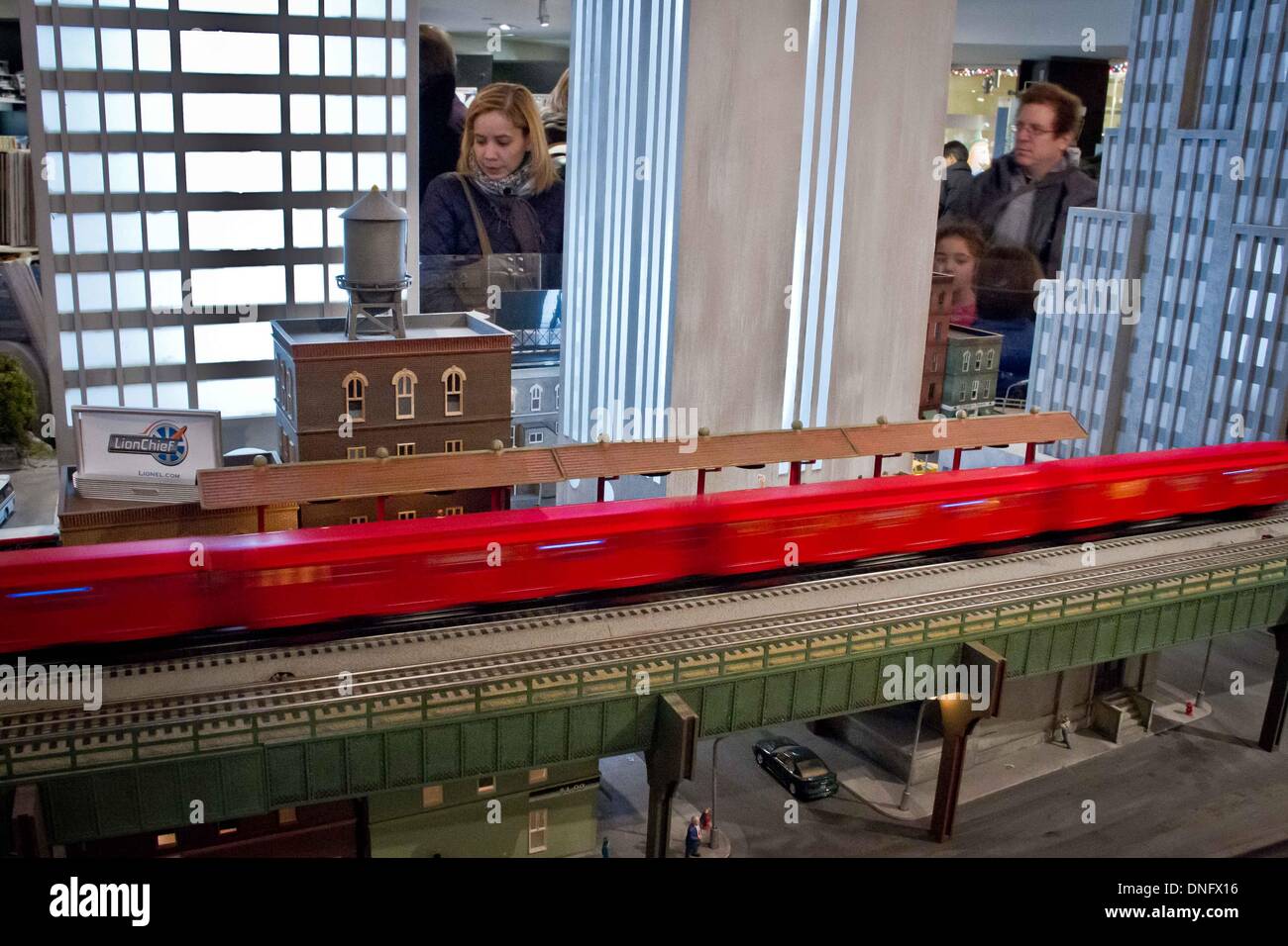 New York. 26. Dezember 2013. Touristen suchen bei Modelleisenbahnen auf dem Display während der 12. jährlichen New York Transit Museum Urlaub Zug Show im Grand Central Terminal in New York, am 26. Dezember 2013. Die Ausstellung läuft vom 16. November bis 23. Februar nächsten Jahres. Bildnachweis: Niu Xiaolei/Xinhua/Alamy Live-Nachrichten Stockfoto